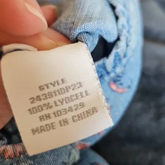 Intro Dillard’s Blue Chambray Floral Lyocell Button-Down, L, Boho, Coastal - Picture 6 of 10